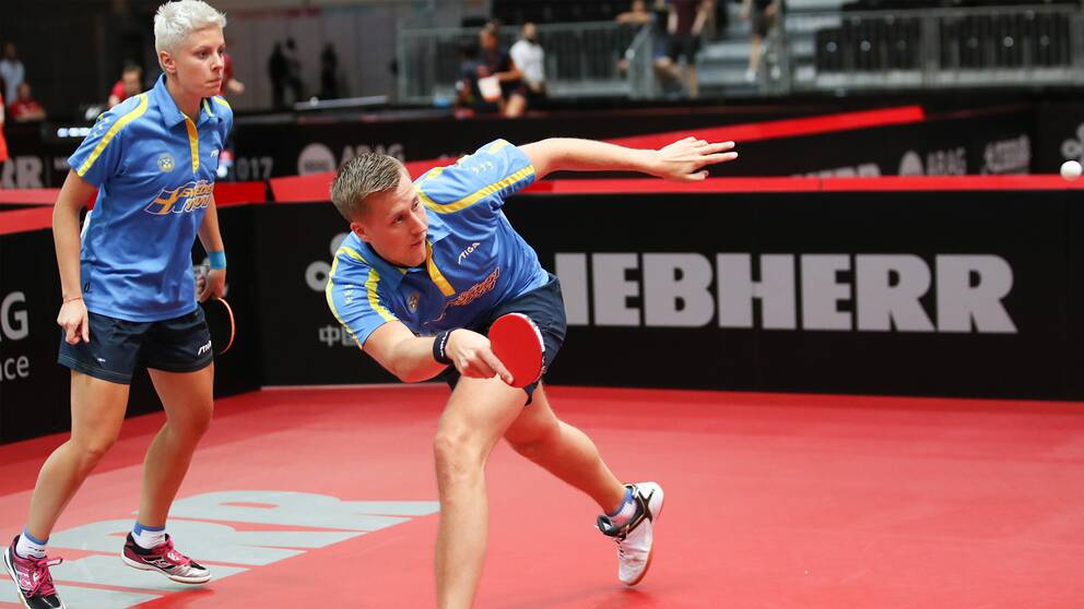 Svenskduon kvartsfinalklar i bordtennisVM SVT Nyheter