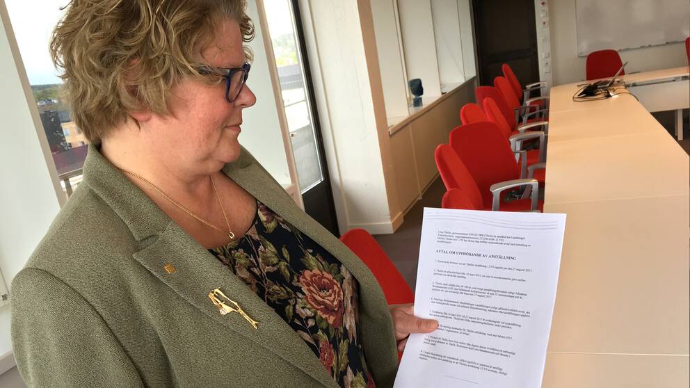 Landstingsredaktören Inger Bergström med avtal i handen.