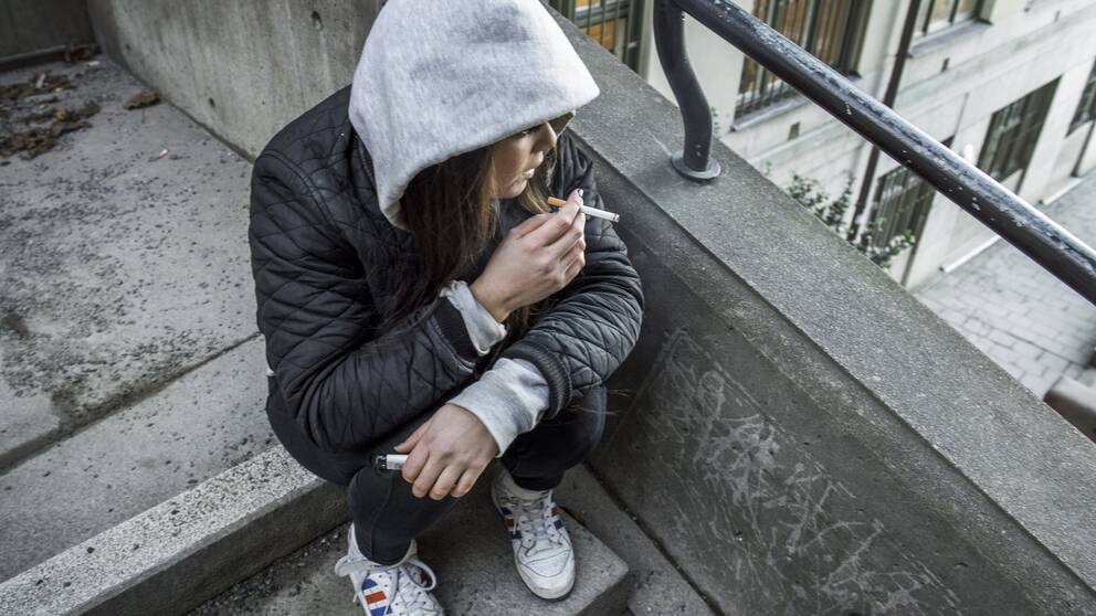 Arkivbild. Trenden att röka bland gymnasieungdomar minskar. Fler unga än vuxna är för ett totalförbud mot rökning i skolmiljön.
