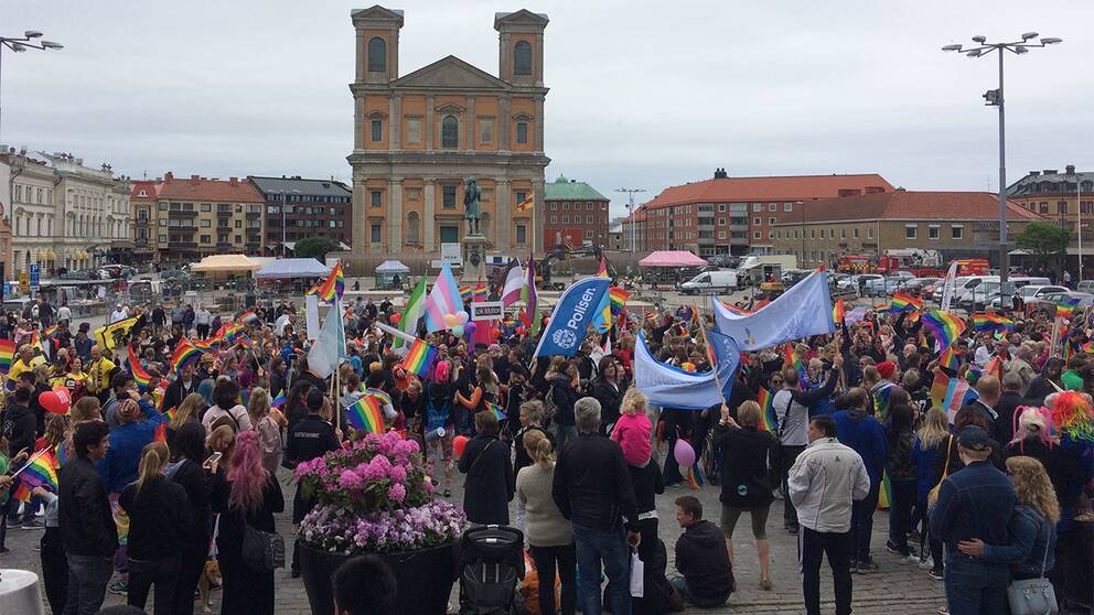 BILDEXTRA: Pridetåget i Karlskrona | SVT Nyheter