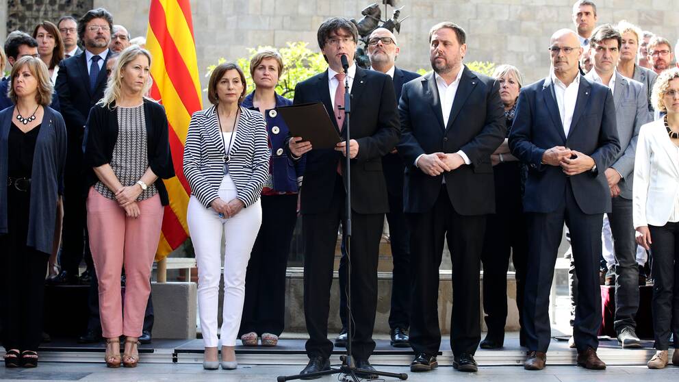 Carles Puigdemont tillsammans med sitt kabinett.