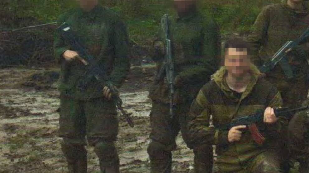De två männen till vänster är de bombåtalade under en militärträning hos en rysk paramilitär organisation.