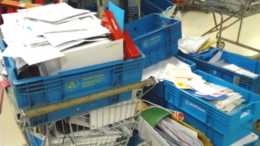 Överfulla postlådor på Årsta postkontor