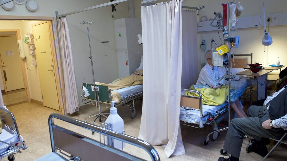 Har antalet vårdplatser i Sverige ökat eller minskat?
