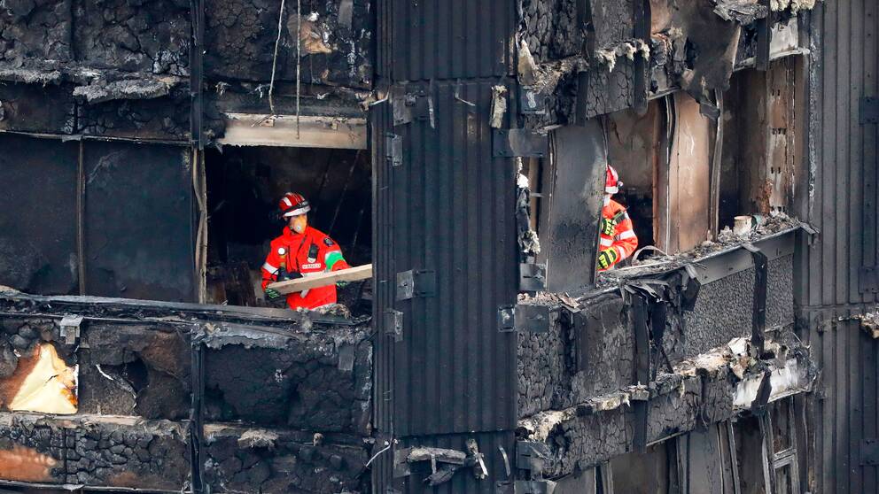 Brandmän arbetar i det förstörda våningshuset Grenfell Tower i västra London.