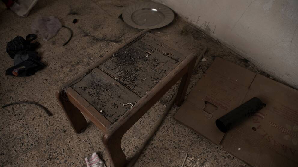 Krutrester ligger överallt i Aisam Hanys hem. Här är ett bord som användes för att göra bomber.