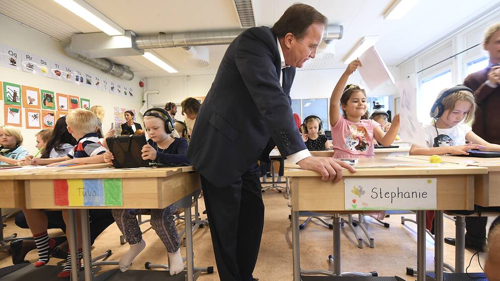 Statsminister Stefan Löfven (S) besökte Uppsalaskola för att se hur välfärdsmiljarderna används. Nu skjuter regeringen till ytterligare 1,5 miljard till skolan.