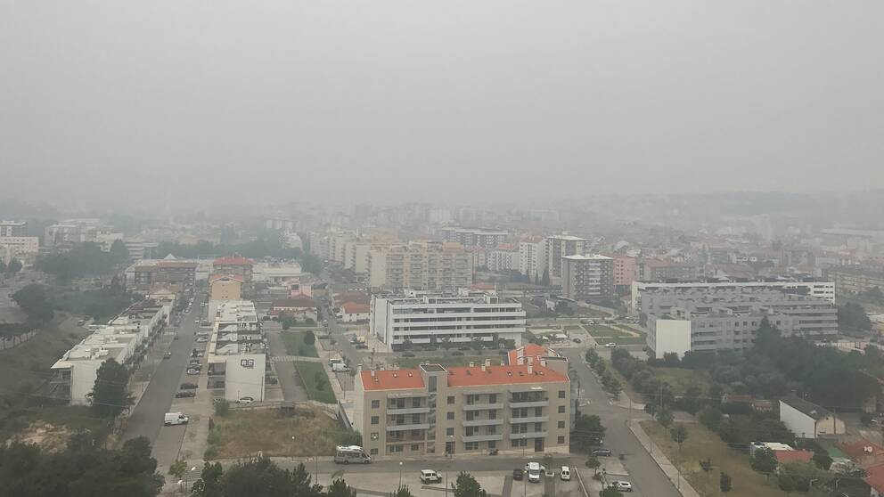 Rök drar in över Coimbra