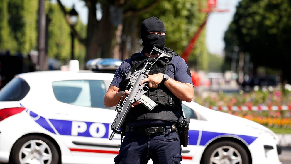 Poliser på plats vid vid Champs-Élysées.