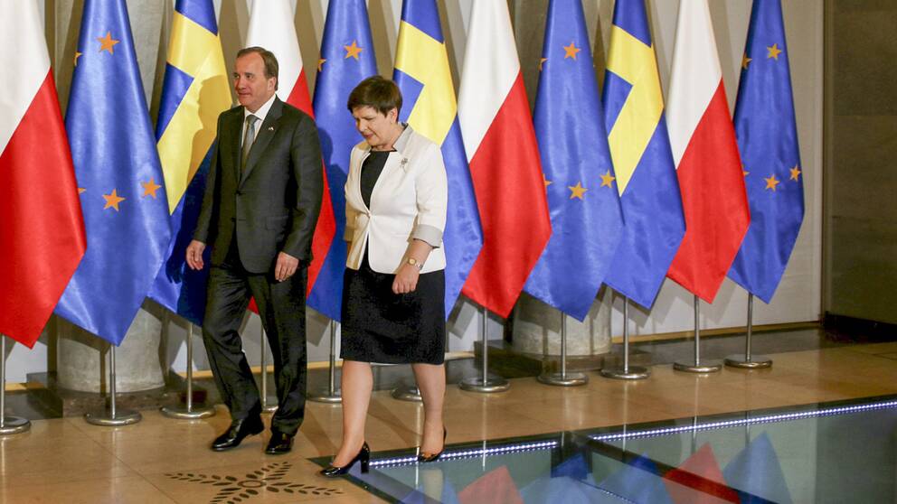 Stefan Löfven tas emot av Polens premiärminister Beata Szydlo under statsbesöket i Polen.