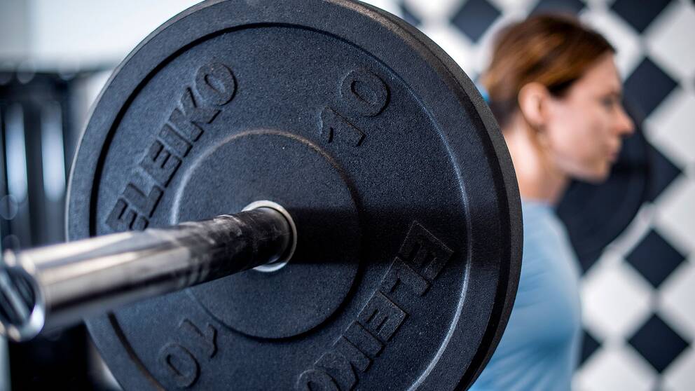 Kvinna tränar på gym. Arkivbild.