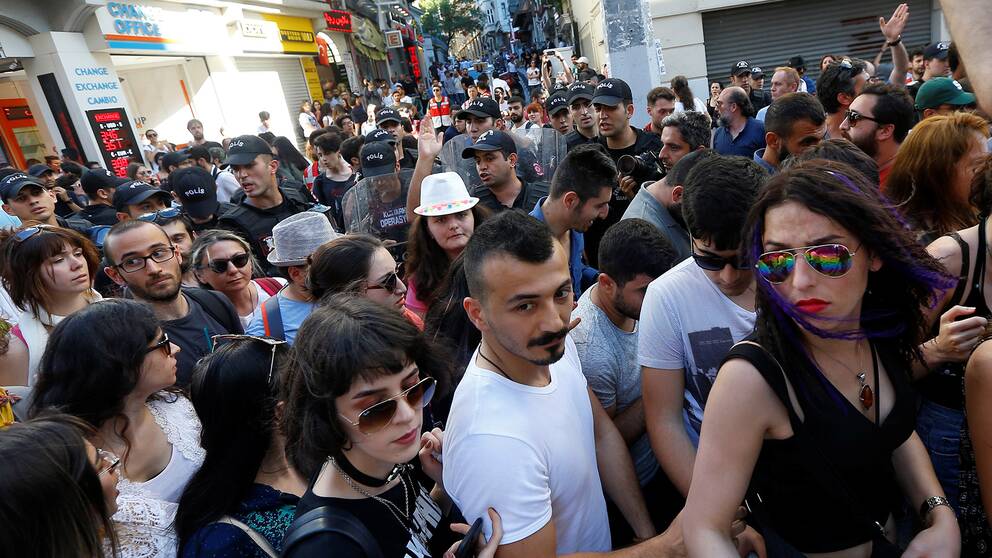 Kravallpolis skingrar hbtq-aktivister när de försöker samlas till Prideparad i Istanbul.
