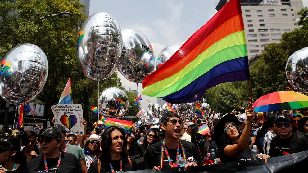 I Mexikos huvudstad viftade firare stolt sina regnbågsflaggor .