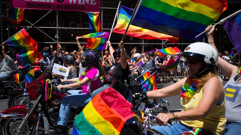 Motocyklist höll regnbågsfanan högt när New York firade Pride.