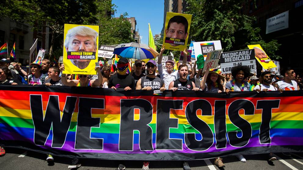 Bland festligheterna fanns också politiska budskap, när demonstranter i paraden skanderade mot president Donald Trump och Republikaneras politik, som de menar hotar hbtq-rättigheter.