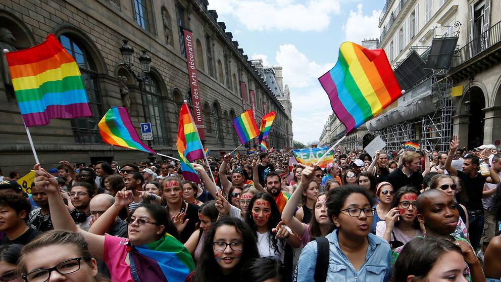 Utanför Louvren i Paris ringlade Pride-firare och regnbågsflaggor hela gatan fram.