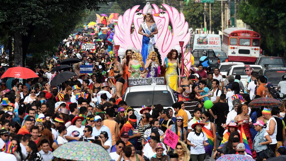  Paraplyerna åkte upp, men inget väder stoppade Pride-firarna i San Salvador.