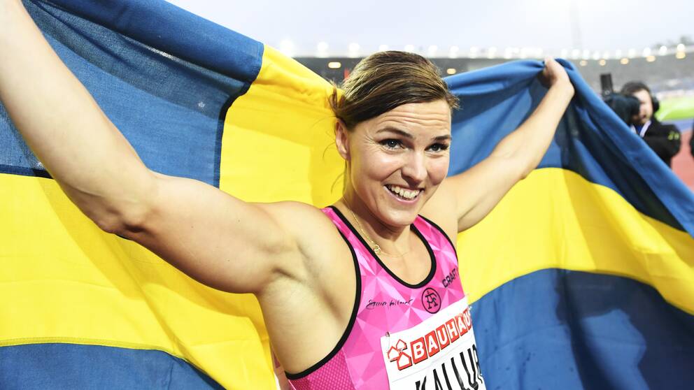 Susanna Kallur ler och håller en Sverigeflagga.