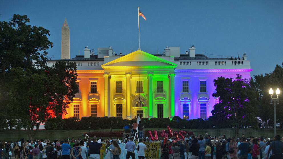 Efter att USA:s högsta domstol legaliserat samkönat äktenskap i samtliga delstater samlades folk utanför Vita huset i Washington som lystes upp i regnbågens färger.
