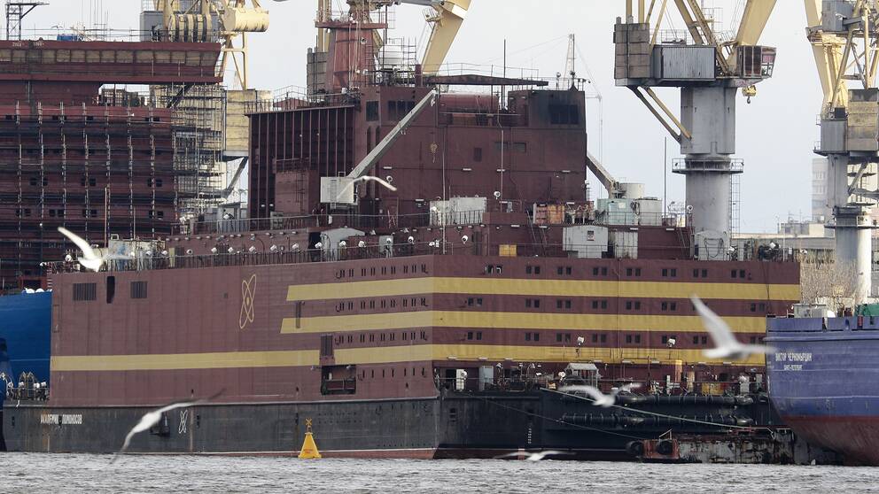 Det flytande kärnkraftverket ”Academician Lomonosov” i hamn i S:t Petersburg.