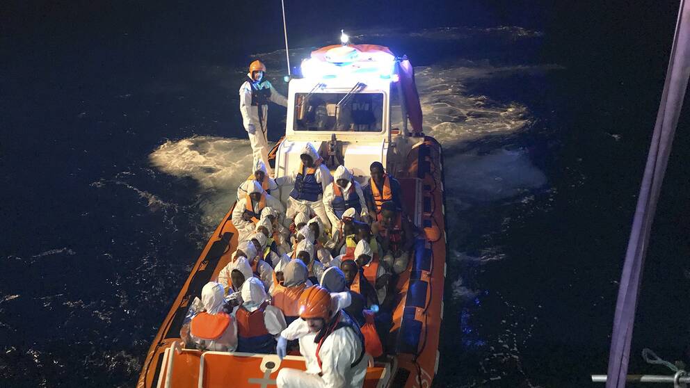 Fartyg på väg mot Italien med 358 migranter ombord. 
