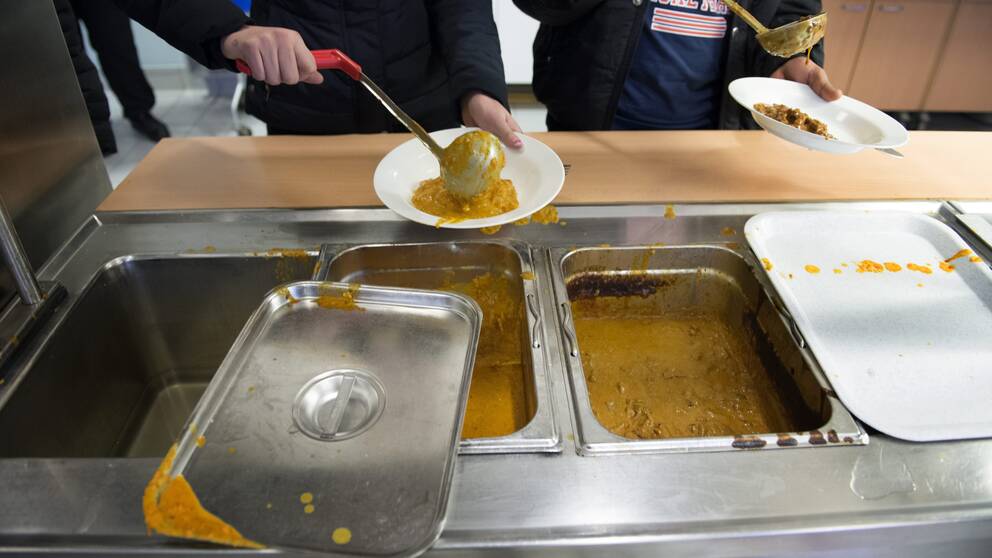 En elev som är allergisk fick fel mat på Hagenskolan i Göteborg. När miljöinspektörerna kom till skolan efter anmälan fick de reda på att det var för åttonde gången på de senaste åren som allergiska elever fått fel mat.