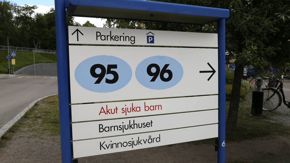 Vägskyltar som visar infart till barnsjukhuset och kvinnokliniken vid Akademiska sjukhuset i Uppsala.