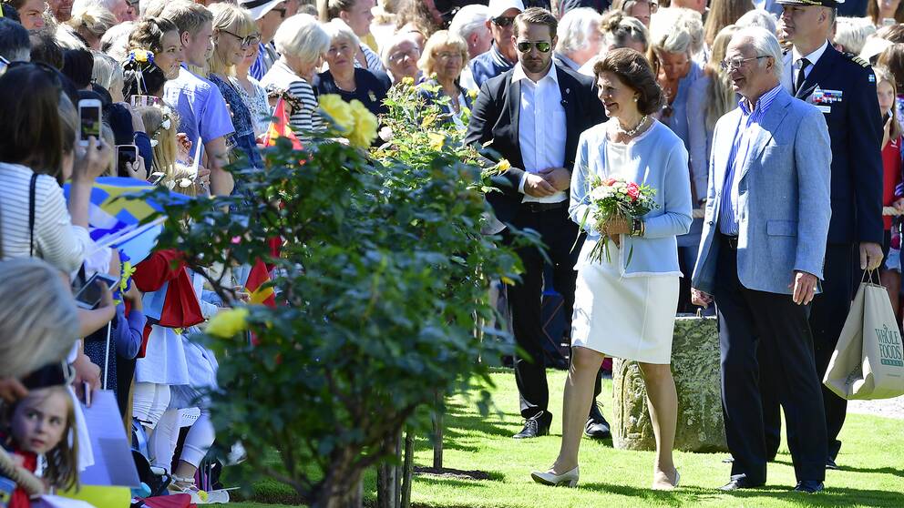 Drottning Silvia och kung Carl Gustaf hälsar på folket på Solliden, Öland.