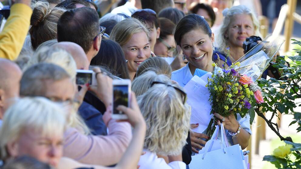 Kronprinsessan Victoria tar emot hyllningar från allmänheten på lördag förmiddag den 15 juli 2017, dagen efter att hon fyllde 40 år.