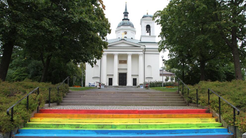 När domkyrkan i Härnösand skulle öppnas september 2013 var trappan målad i regnbågens färger, en välkänd symbol för HBTQ-rörelsen.