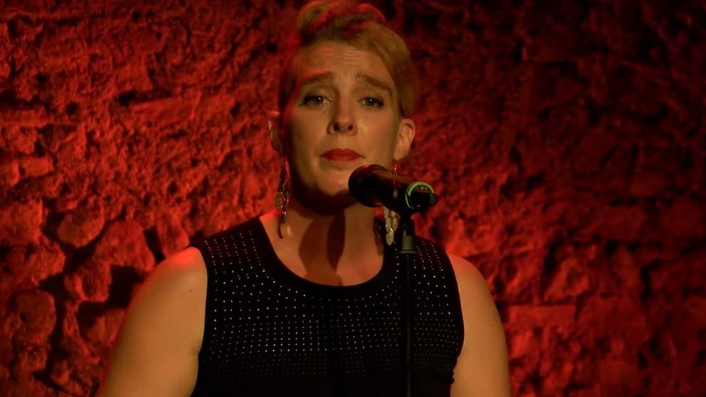 Fransk sångerska dog på scenen föll ihop under konsert SVT Nyheter