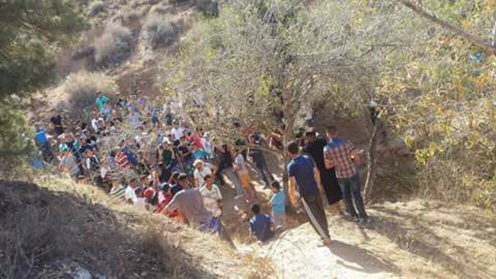Aktivister syns promenera genom bergen för att ta sig till Al Hoceima. Staden är omringad av militär och polis. 