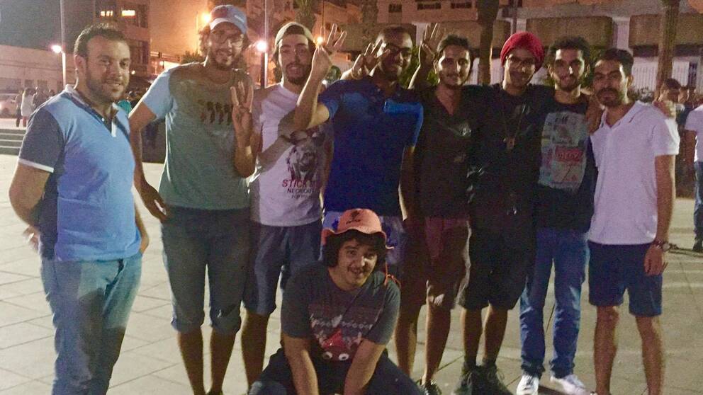 Abdellah Eid, nummer fem i den översta raden räknat från höger, med sina vänner i Al Hoceima igårkväll. 