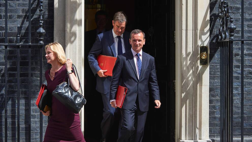 Jämställdhetsministern Justine Greening är på väg från Downingstreet 10 efter ett möte med andra ministrar.