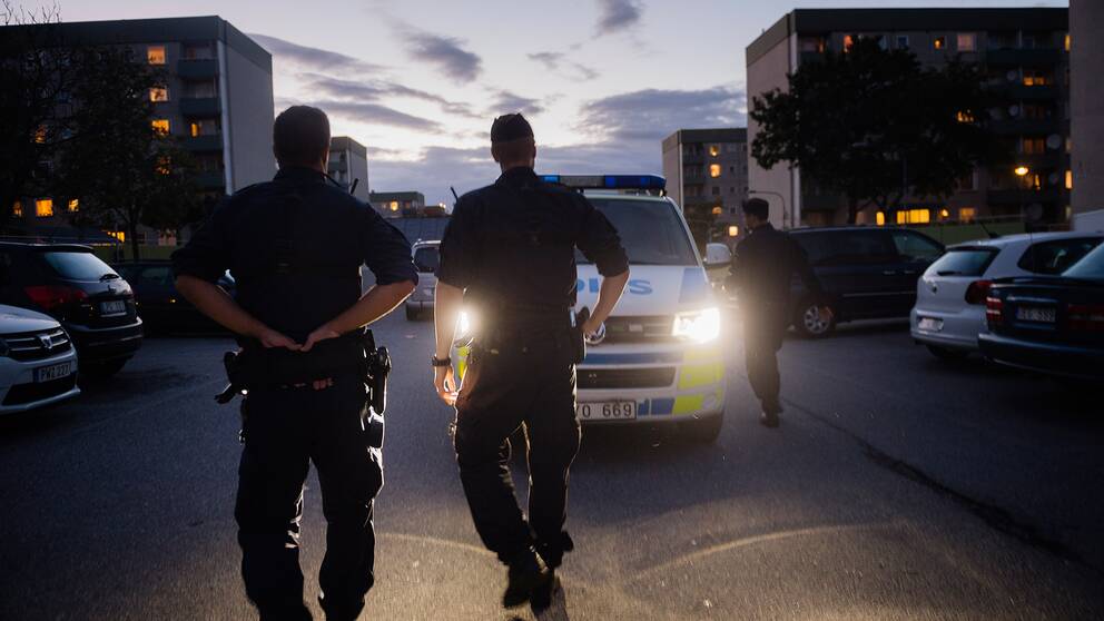 Poliser patrullerar vid Tenstagången och Rinkeby torg.