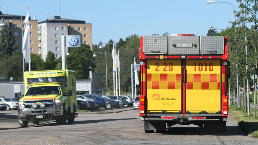 En ambulans bredvid räddningstjänsten.