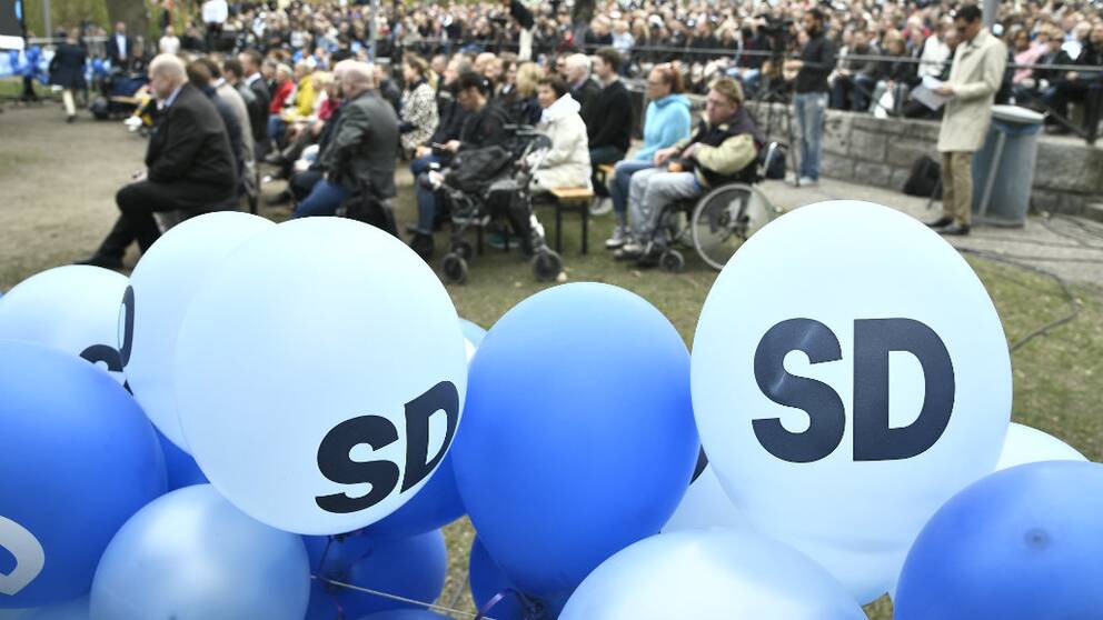 Publiken i väntan på att Sverigedemokraternas partiledare Jimmie Åkesson ska hålla sitt vårtal på Långholmen.