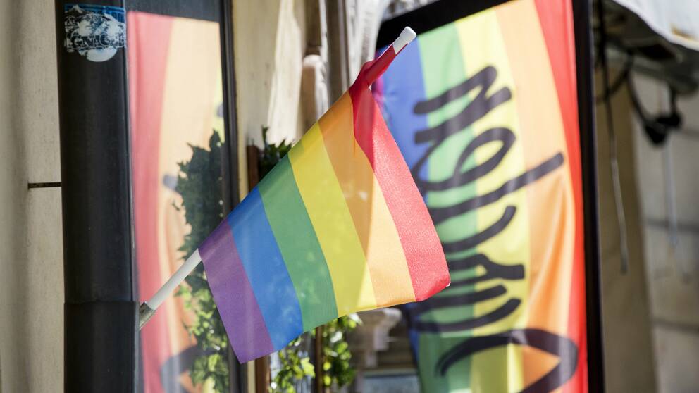 Regnbågsflaggan på Västerlångatan i Gamla Stan i Stockholm.