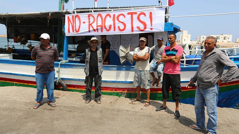 Fiskare i Tunisien hindrar invandringsfientlig grupp från att gå i land.