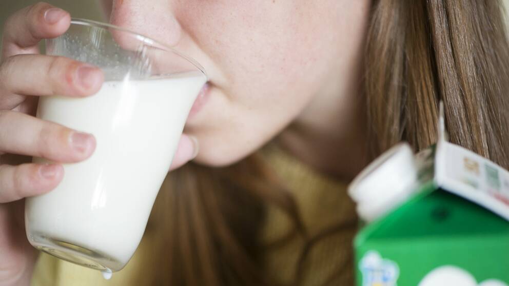 En kvinna dricker mjölk.
