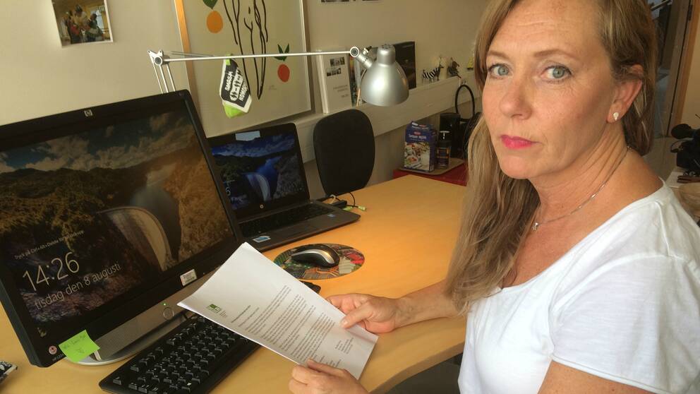 Ulrika Oijens Sjölin sitter vid sitt skrivbord och läser brevet från Högskolan.