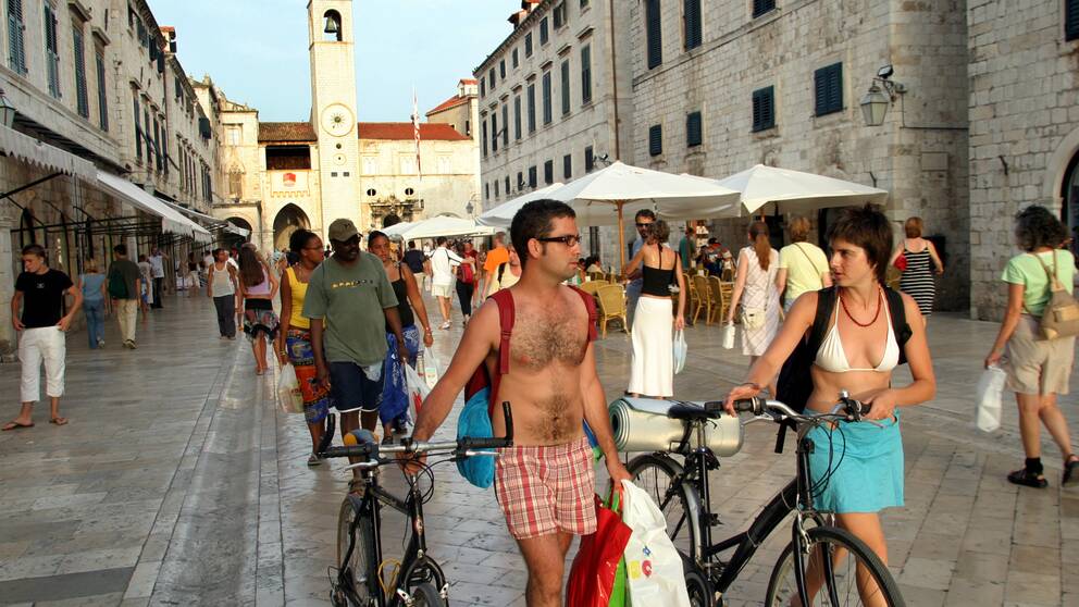 Lättklädda turister i Dubrovnik i Kroatien. Arkivbild.