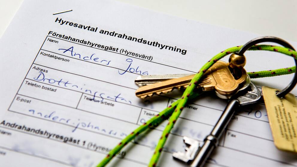 nyckelknippa ligger på hyreskontrakt