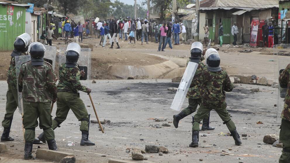 Säkerhetsvakter bevakar en protest i oppositionsfästet Kisumu i västra Kenya under helgen.