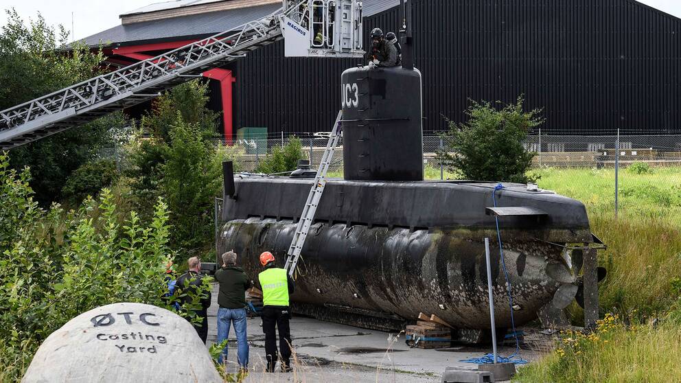 Ubåten lyftes i land i Frihamnen på lördagen efter bärgningen söder om Dragör.