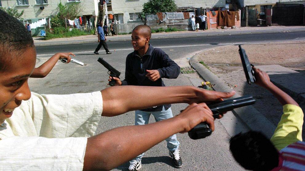Barn i Sydafrika leker med leksakspistoler, en lek som Brasilien menar kan ge skadlig påverkan.