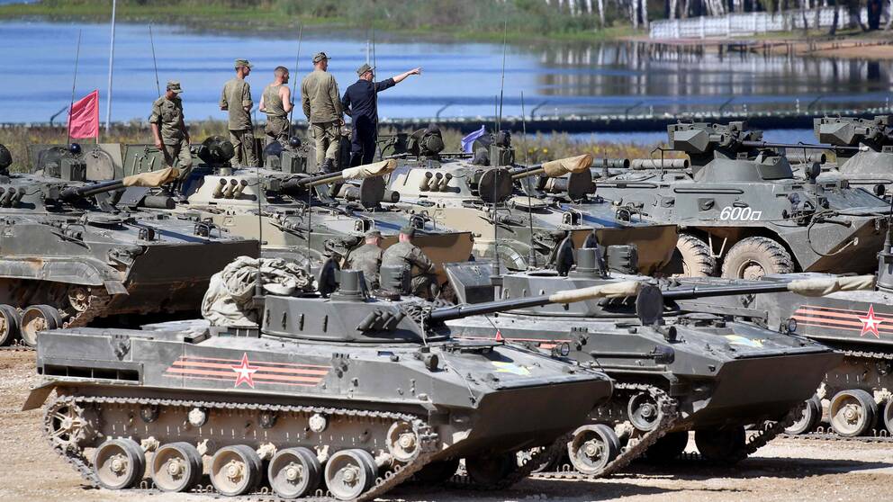 Rysk militärpersonal utanför Moskva förbereder pansarfordon inför militärutställningen ARMY-2017, som äger rum den 22-27 augusti.
