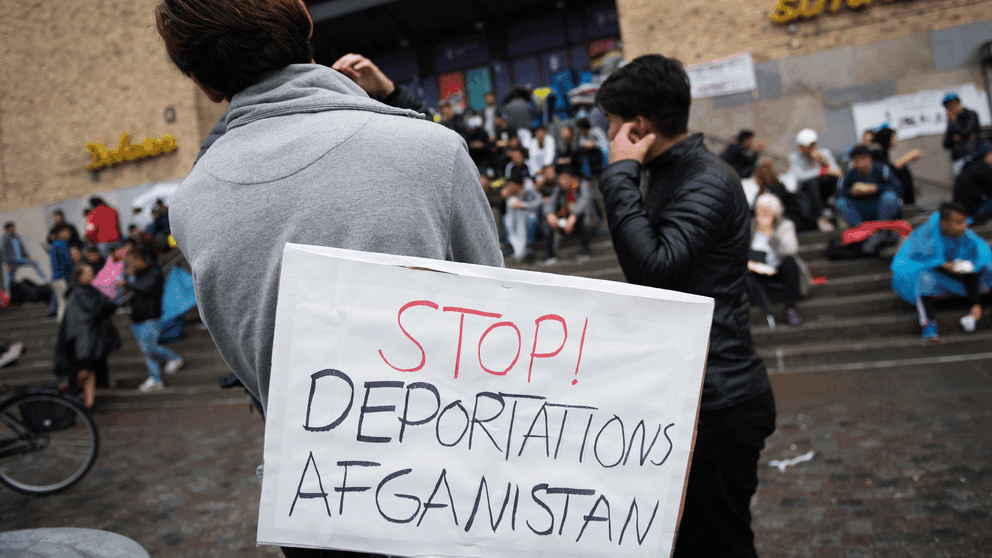 Bild på ungdomar med en skylt med texten: ”STOP! DEPORTATIONS AFGANISTAN”