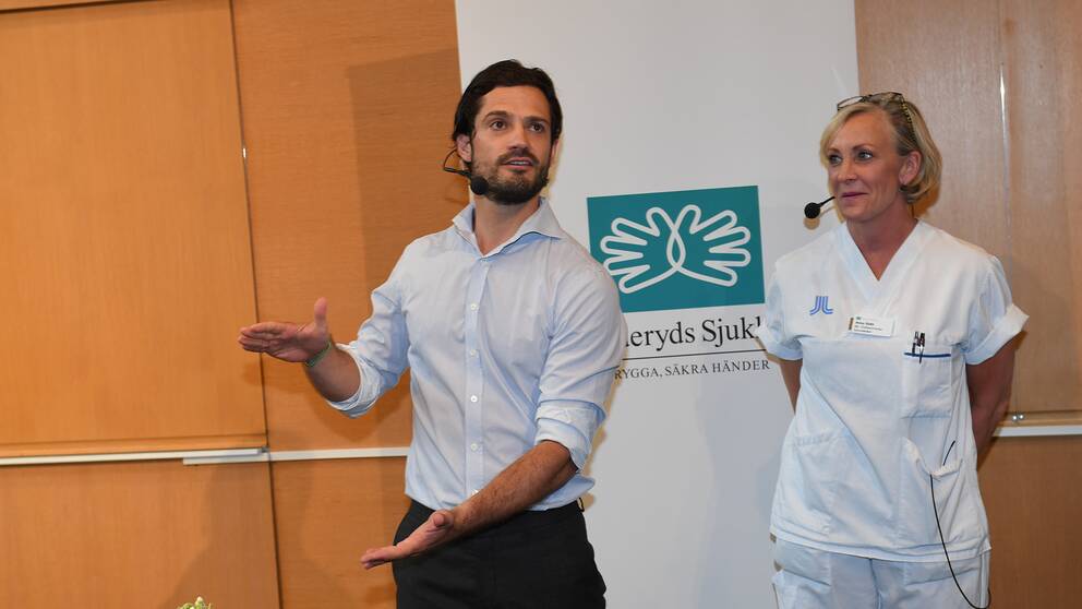 Här rättas prins Carl Philip av barnmorskan: Nej, nej längre