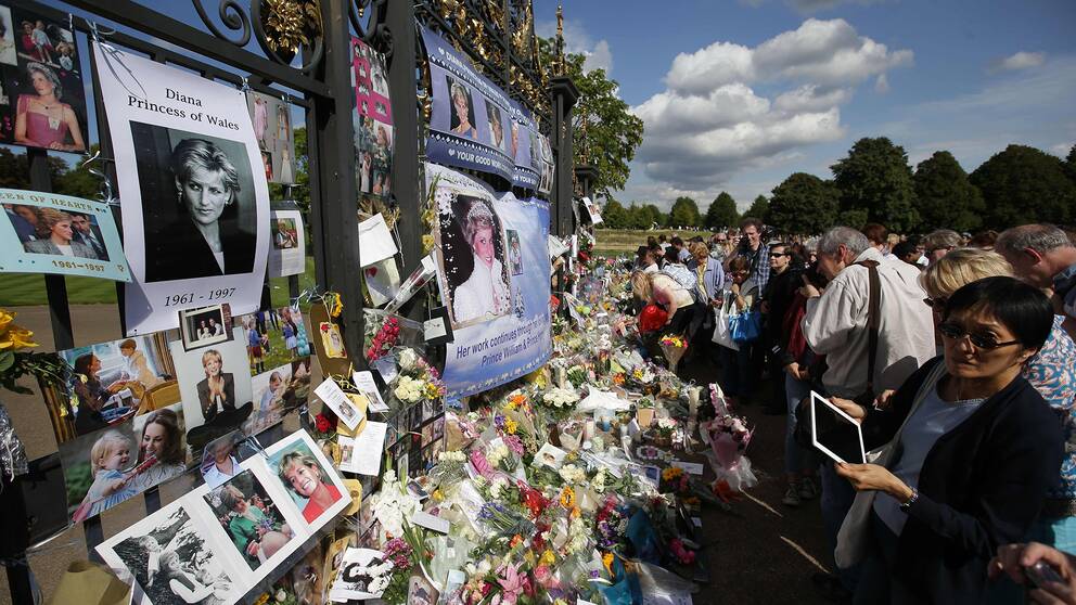 Människor lämnar blommot utanför Kensington Palace för att hedra minnet av prinsessan Diana